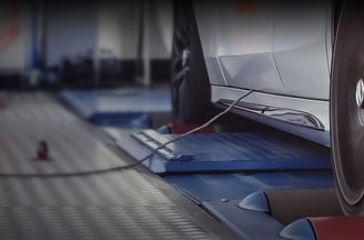 Une voiture roulant sur un banc de puissance représente le potentiel moteur après reprogrammation 