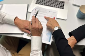Consulting session on controlling processes: Andreas Frank reviews financial documents with a client