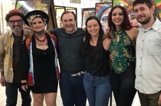 Amigos artistas e simpatizantes da arte, na abertura da exposição Amanda Amorim