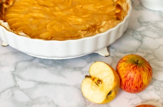 a pie crust pie with apples and apples