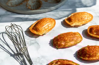 madeleines avec un moule et un fouet