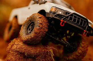 carro todo terreno crawler blanco pasando por lodo