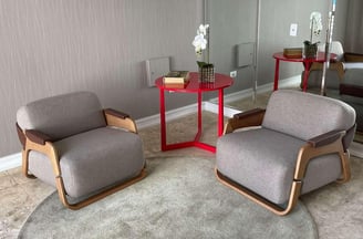 Par de poltronas elegantes reformadas em tecido de linho cinza e estrutura de madeira