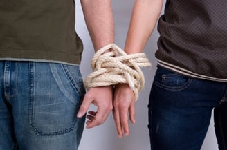 2 personnes prisonnières d'un lien d'attachement toxique : la dépendance affective