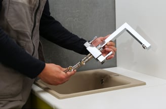 instalando_un_grifo_en_la_cocina