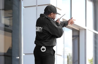Sécurité sur site Agents présents pour sécuriser vos accès, bâtiments et événements.