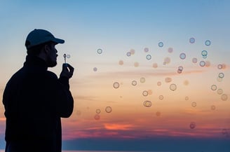 Un homme ayant pris conscience que le plaisir et la détente sont important dans la vie