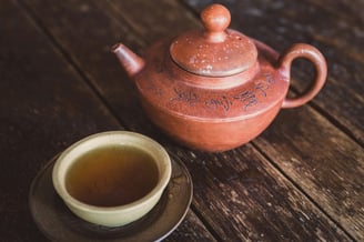 É uma rica fonte de antioxidantes e compostos que podem oferecer benefícios.