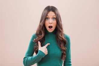 Femme se montrant du doigt : l'hypnose pour la perte de poids est-elle faite pour moi ?