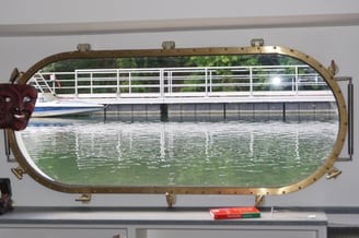 Sabord oblong ouvrant sur une péniche