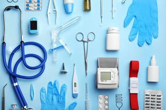 une variété d'équipements médicaux, y compris un stéthoscope