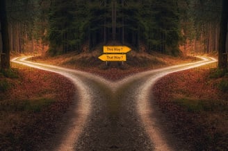 un chemin qui se divise et deux panneaux incitant aux choix