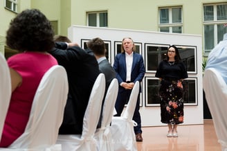 Botschafter Philip Green spricht auf einer Veranstaltung zu den Gästen.