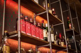 Flaschen von Thomas Dakin Gin in einem Barregal.