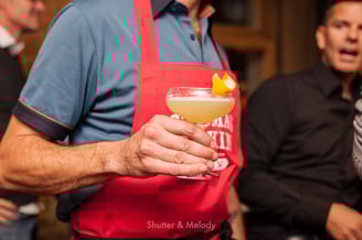 Ein Mixologe mit einem Gin Sour.