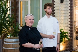 Adam Davidson und Jane Ingold mit Sekt.