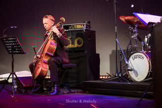 Johannes Fink spielt ein Cello bei einem Konzert.