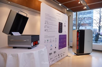 Das Foyer der australischen Botschaft mit Lava-Produkten.