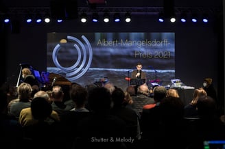 Nikolaus Neuser spricht auf der Bühne des Jazzfest Berlin 2021.