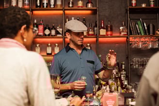 Cocktail-Kurs in einer Bar.