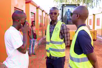 Un groupe d'hommes debout sur un site de construction
