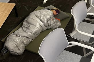elon musk durmiendo en la oficina