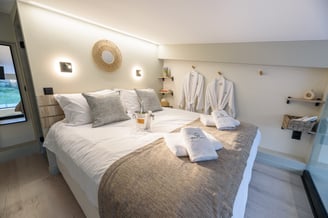Bedroom, King size bed, bathrobes, 2 bathrooms