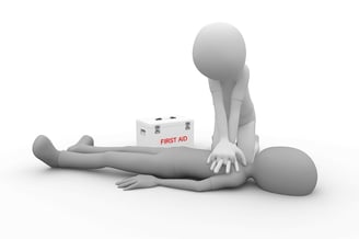 un homme fait du massage cardiaque à une victime