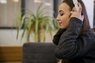 femme mettant ses écouteurs pour mieux se détendre