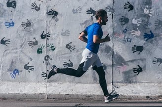 un homme court, il est performant et améliore ses performances grâce à l'autohypnose