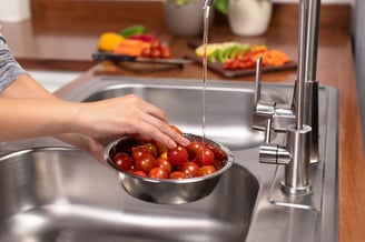 Limpieza de tomates con agua del grifo