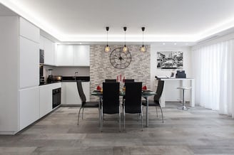 Cuisine moderne avec îlot central et rangements sur mesure, réalisée par designer d'espace à Toulon, Var (83)