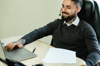 virtual assistent bezig op zijn laptop met tattoo