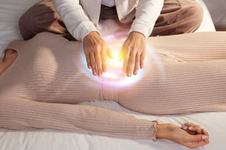 Séance de soin énergétique pour accompagner la libération cellulaire des mémoires traumatiques