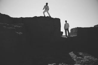 couple gay en silhouette sur une carrière de pierre, pose complice
