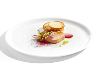 du foie gras et des toasts dans une assiette blanche