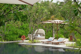 waldorf-astoria-ithaafushi-maldives-main-pool-lounge