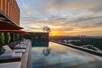 artyzen-singapore-rooftop-pool-sunset