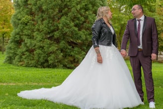 Amoureux se tenant la main et se regardant avec amour