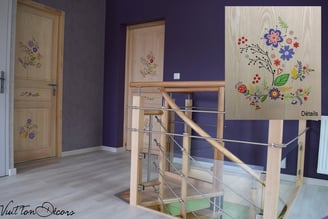 Vue d'ensemble d'un intérieur dont les portes sont décorées sur mesure avec des motifs originaux.