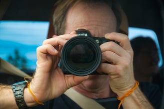 Autoportrait d'un photographe dans un rétroviseur de voiture