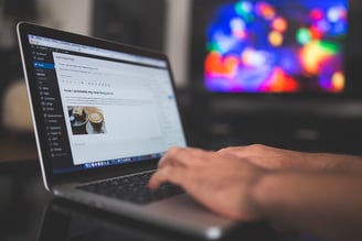 un homme travail sur un ordinateur