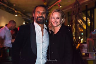Earn Pederson mit einem Gast auf der Berlinale-Veranstaltung.
