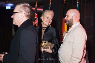 Berlinale-Gäste lächeln und reden miteinander.