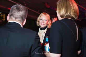 Cate Blanchett im Gespräch mit dem australischen Botschafter.