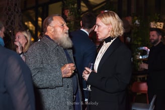 Cate Blanchett im Gespräch mit einem Gast auf der Veranstaltung "Standing with Australia".