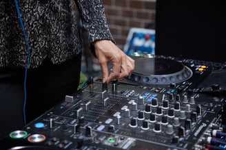 Ein weiblicher DJ nimmt Einstellungen vor.