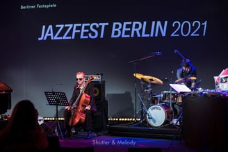 Johannes Fink auf der Bühne beim Jazzfest Berlin 2021.