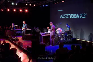 Aki Tekase präsentiert ihre Band auf der Bühne.
