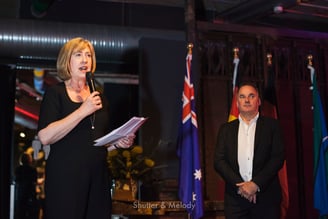 Die australische Botschafterin Lynett Wood hält eine Rede.